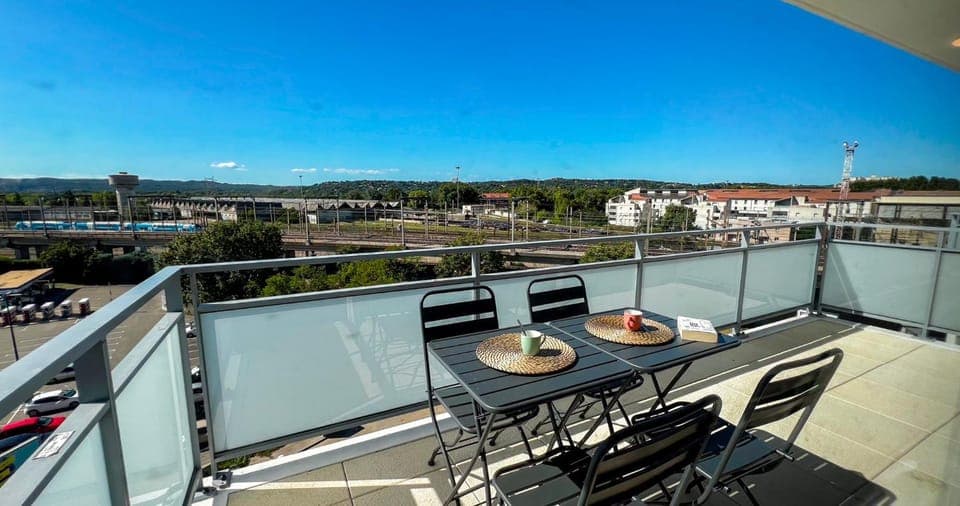 Property building, View (from property/room), Balcony/Terrace, Seating area, Dining area