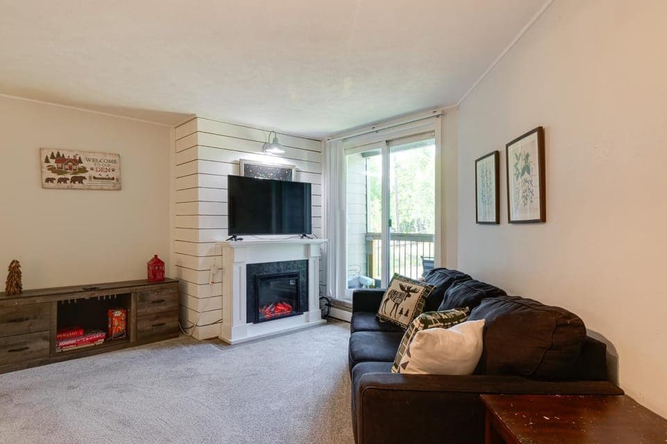 Pool and Hot Tub Access! Silverthorne Basecamp Apartment in Wildernest