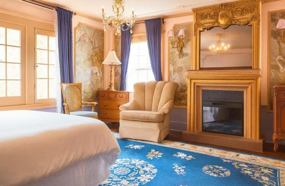 Bed, TV and multimedia, Living room, Photo of the whole room, Seating area, Bedroom