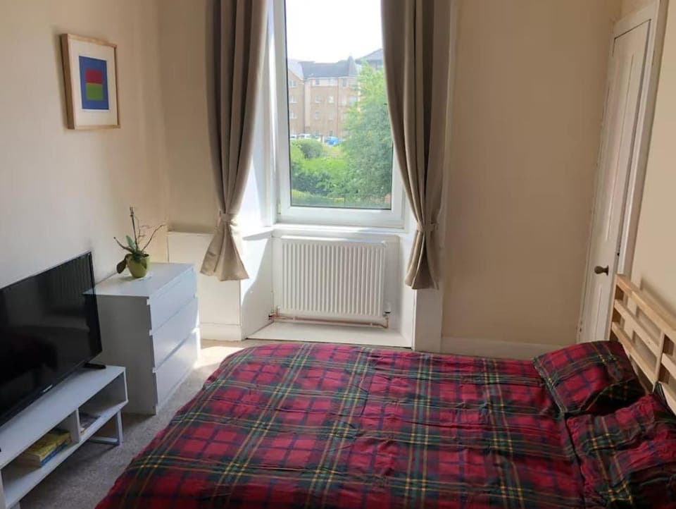 Bed, TV and multimedia, Photo of the whole room, Evening entertainment, Bedroom