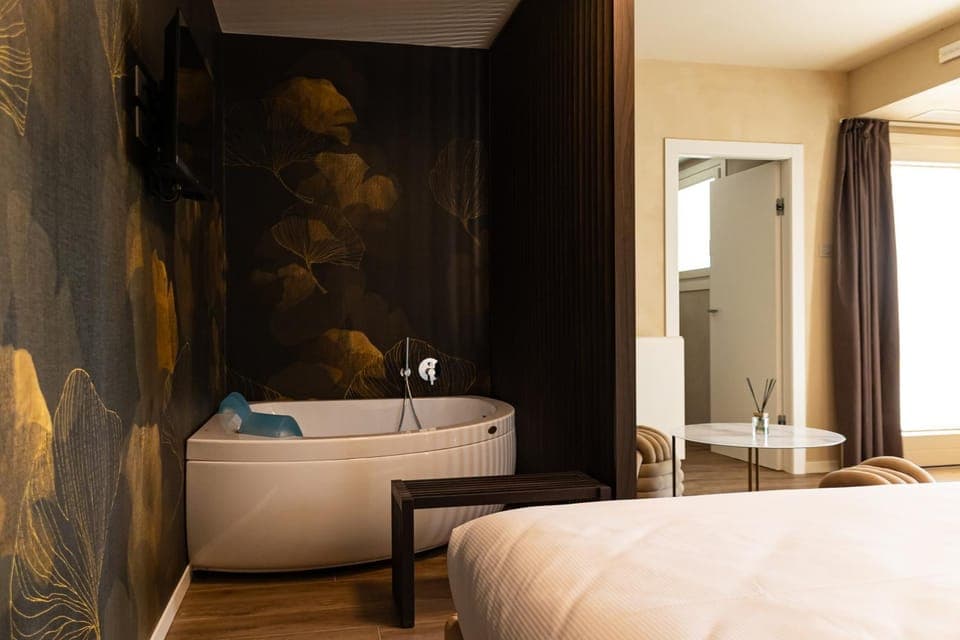 Hot Tub, Photo of the whole room, Bedroom