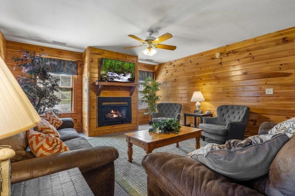 Comfy Condo with Retreat Atmosphere Apartment in Pigeon Forge
