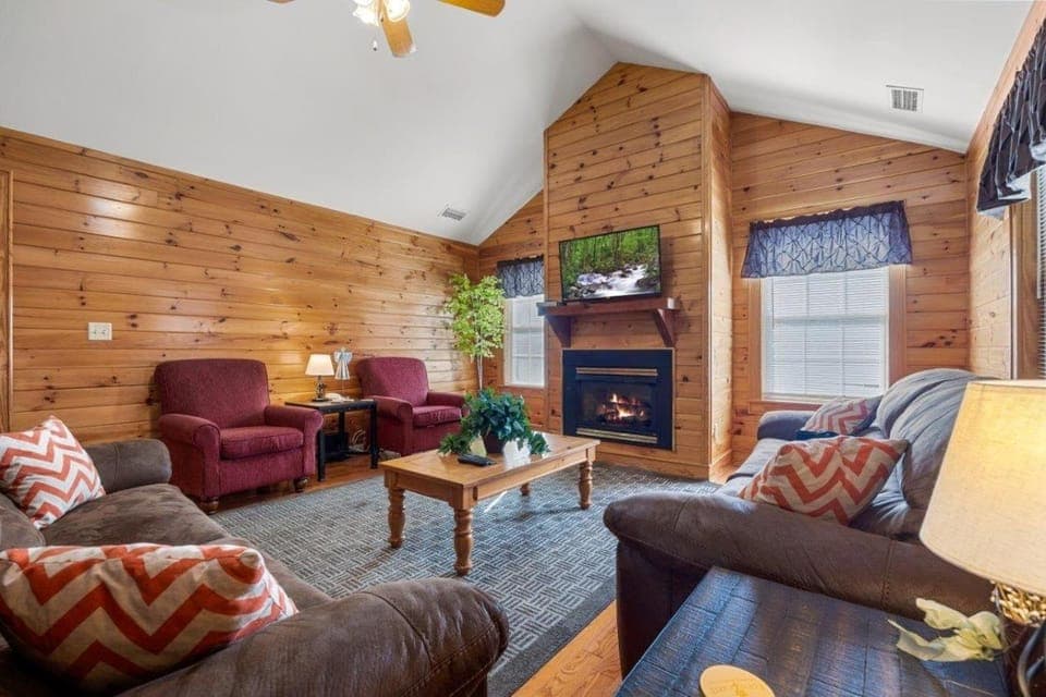 Quiet Condo for Mountain Vacation Apartment in Pigeon Forge