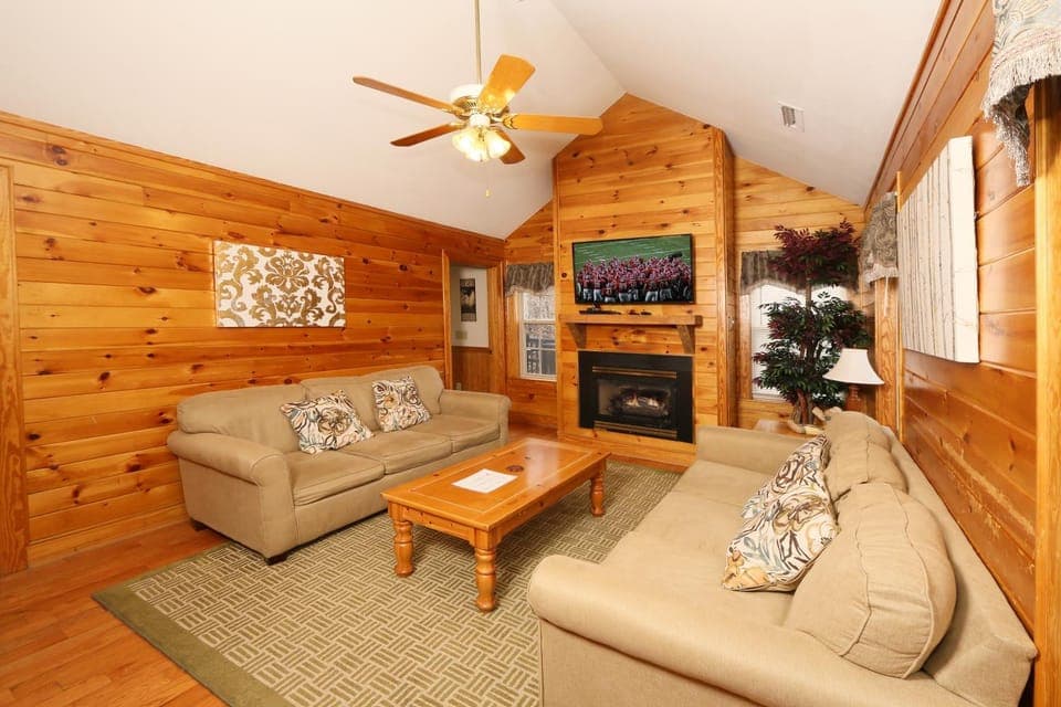 Roomy Chalet for your perfect Mountain getaway Chalet in Pigeon Forge