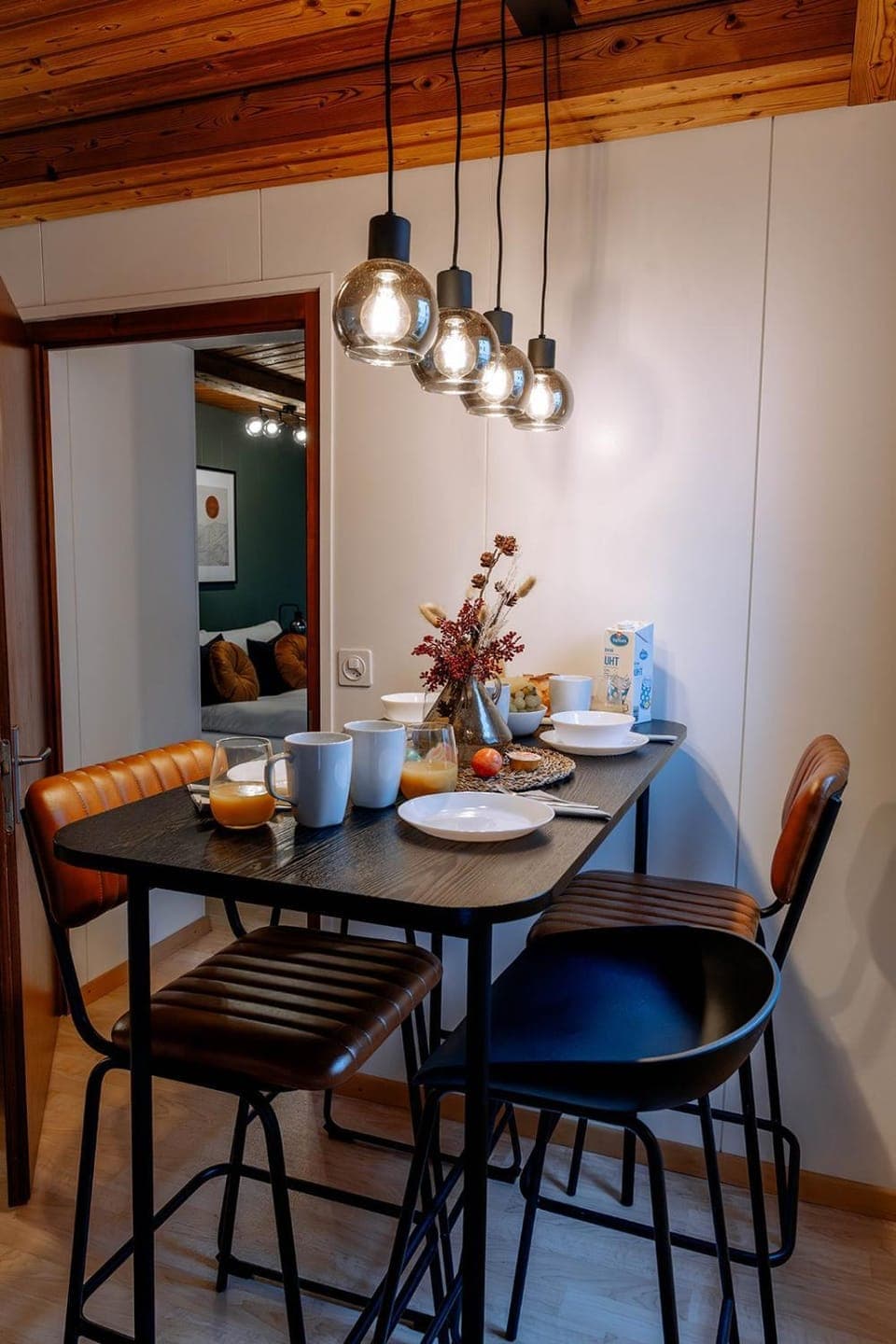 Seating area, Dining area, Food