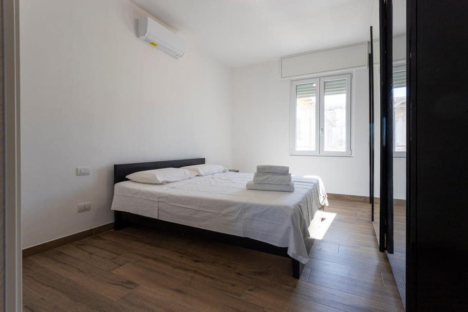 Bed, Photo of the whole room, Bedroom, towels, air conditioner