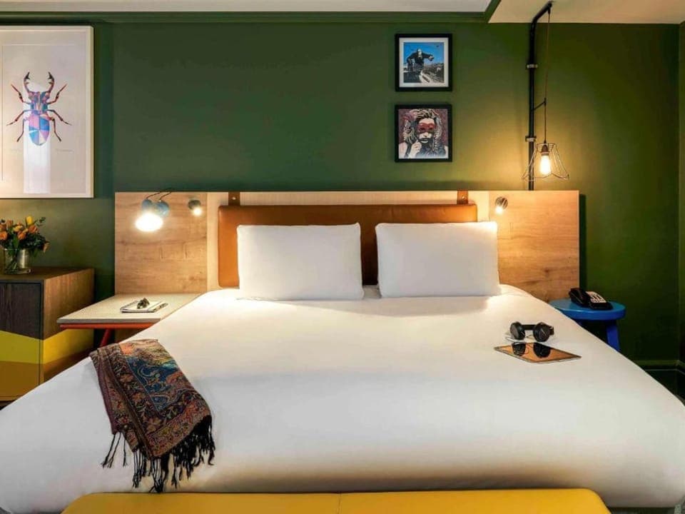 Photo of the whole room, Decorative detail