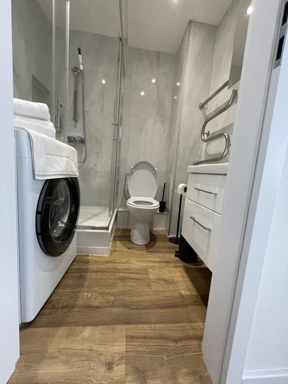 Shower, Toilet, Bathroom, towels