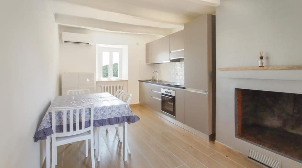 Kitchen or kitchenette, Dining area, stove