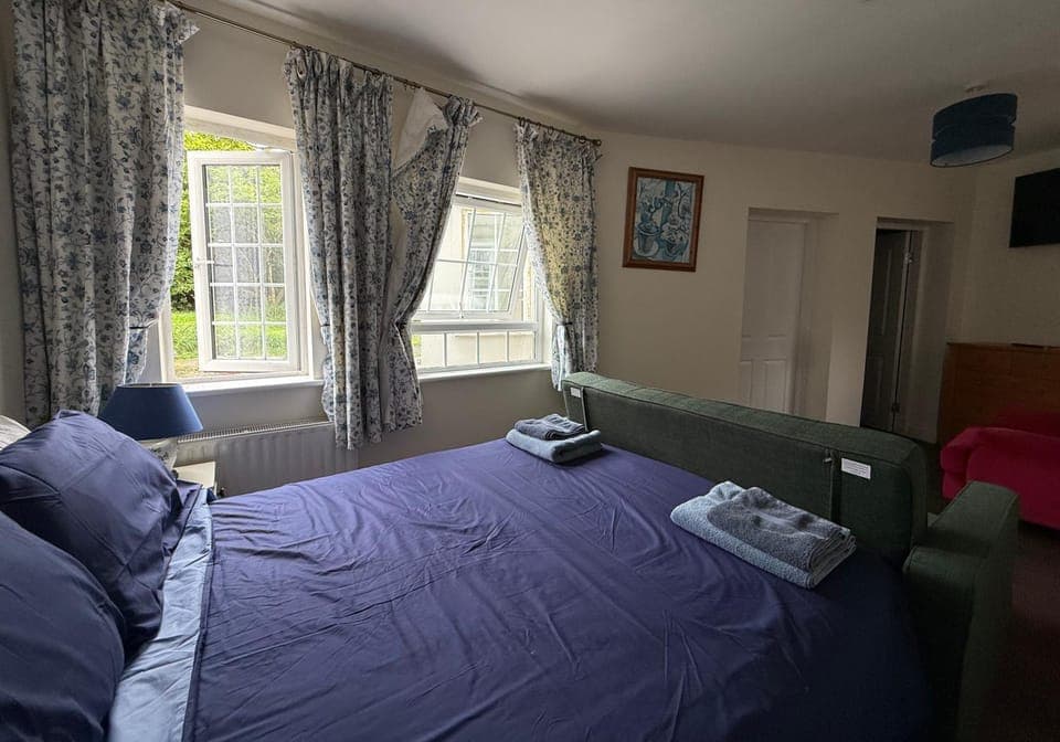 Bed, Photo of the whole room, Bedroom, towels