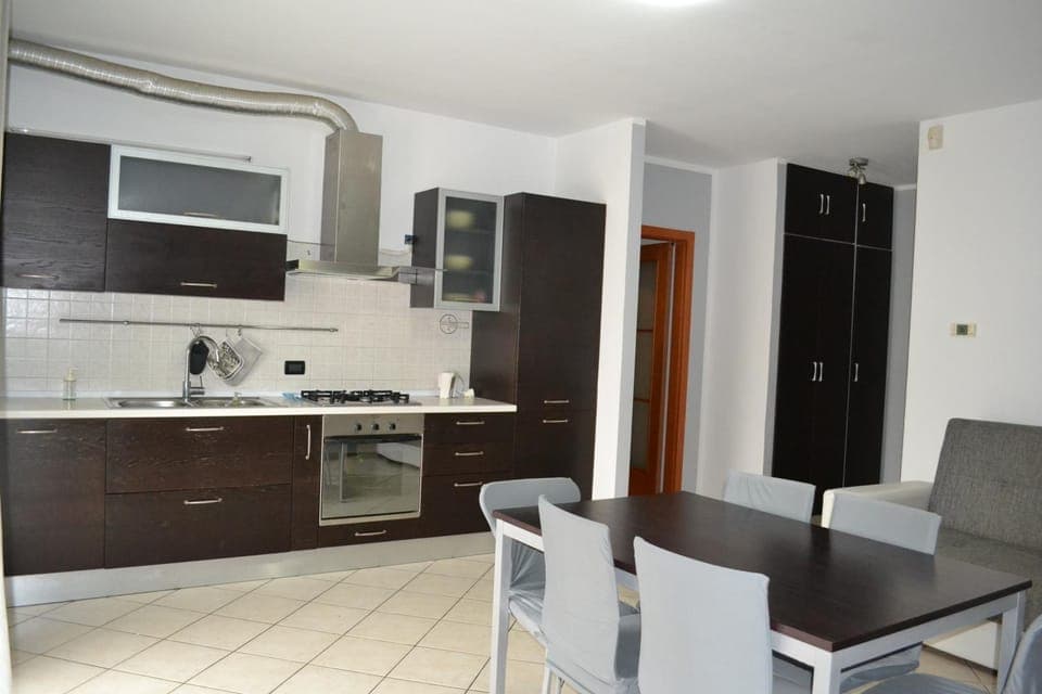 Living room, Dining area, oven, pet friendly, stove