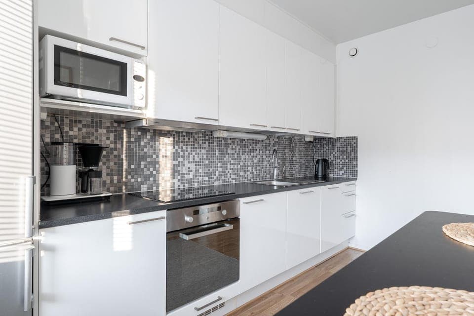 Kitchen or kitchenette, dishwasher, stove