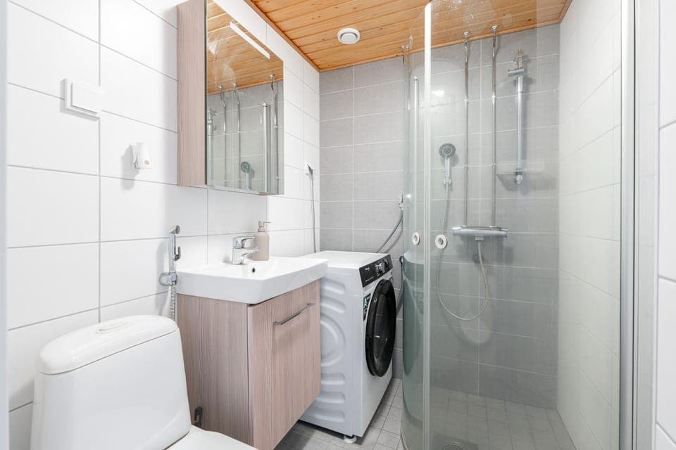 Shower, Toilet, Bathroom, towels, washing machine