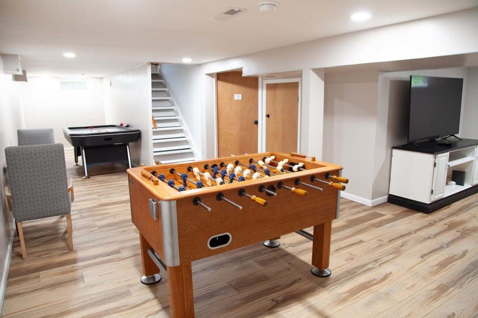The Cliff House Hot Tub Kayaks & Game Room House in Seneca Lake