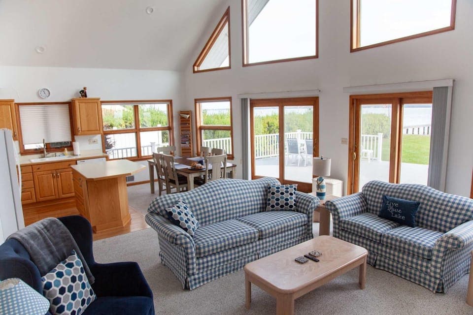 Katies Cottage Lakefront Stay with Hot Tub and Kayaks House in Varick