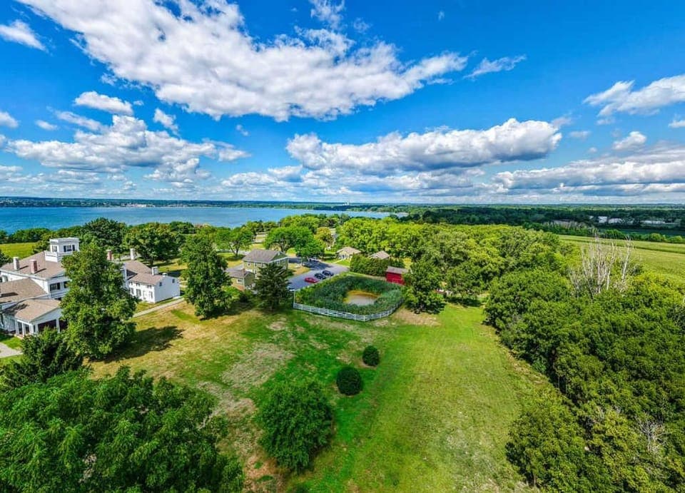 Rose Hill Cottage Lake Views & Mansion Grounds House in Fayette