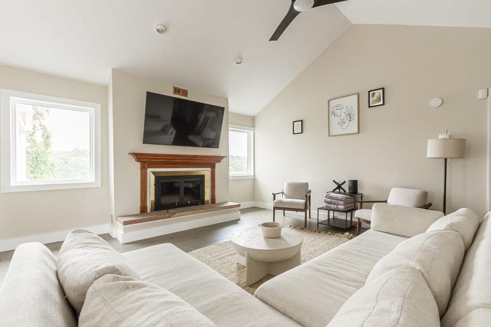 Luxury Lakeview Retreat Hot Tub Gym & Theatre House in Canandaigua Lake