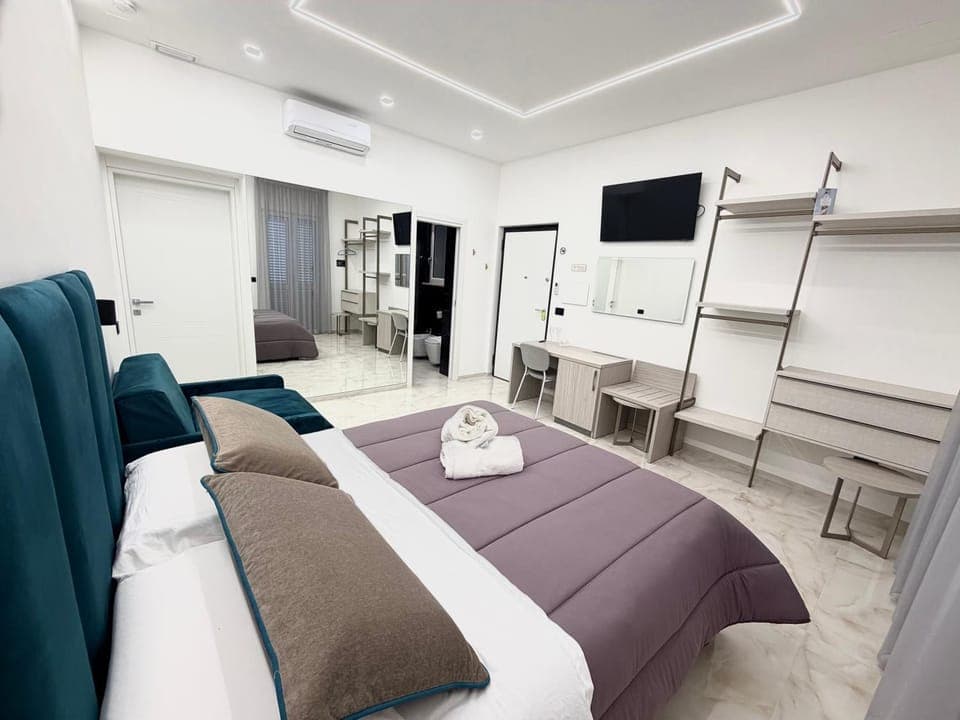 Bed, TV and multimedia, Photo of the whole room, Bedroom, towels, wardrobe, air conditioner