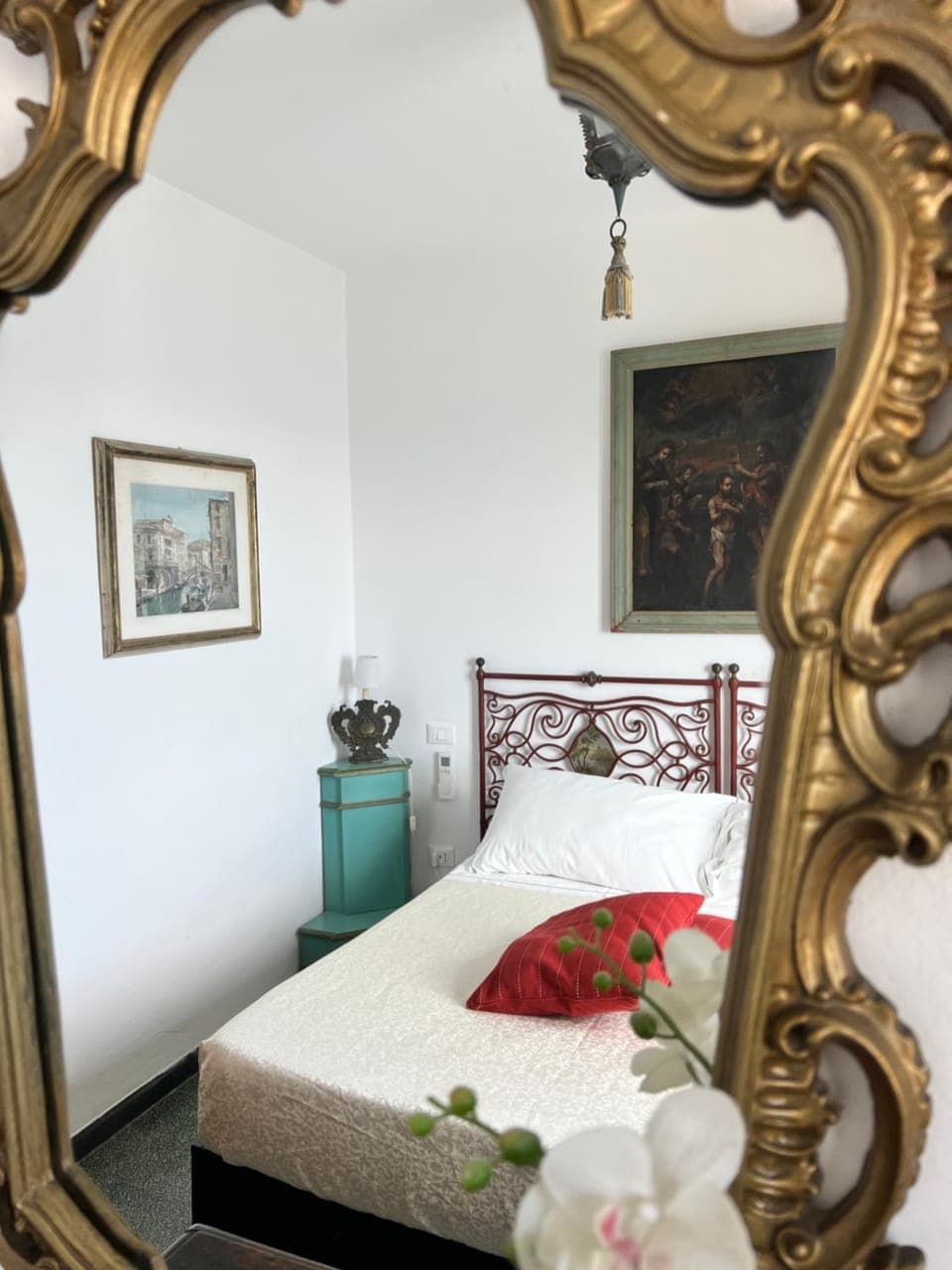 Bed, Photo of the whole room, Decorative detail, Bedroom