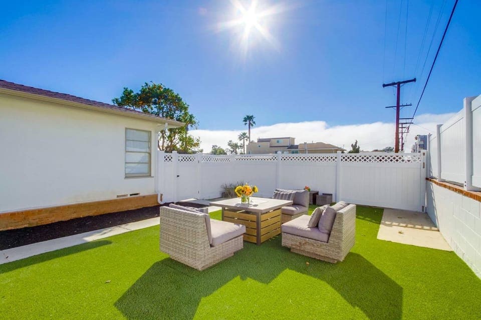 Property building, Day, Neighbourhood, Summer, Beach, Bedroom