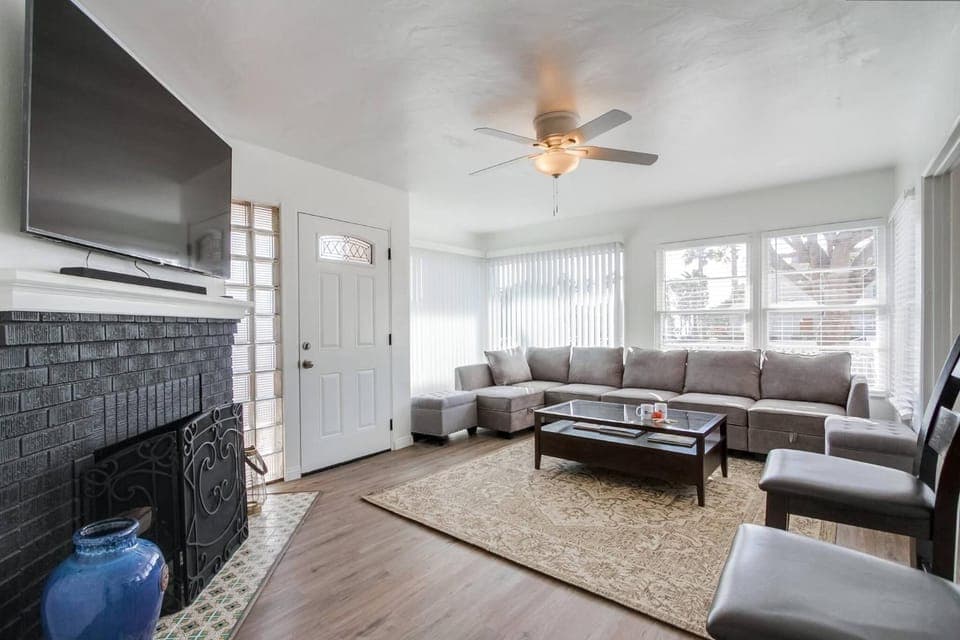 Communal lounge/ TV room, TV and multimedia, Living room, Other, Seating area, Sea view, fireplace