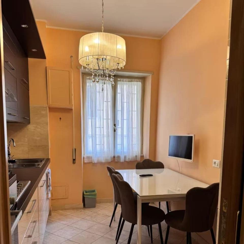 Kitchen or kitchenette, Dining area, oven, stove