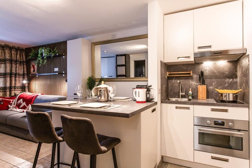 Kitchen or kitchenette, Seating area, Dining area