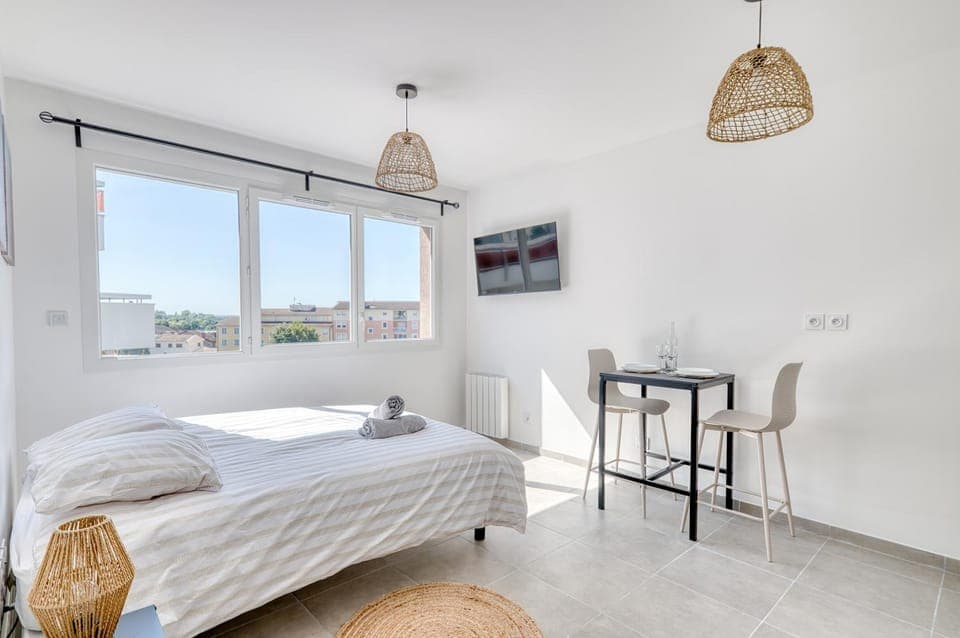 Bed, Living room, Photo of the whole room, Seating area