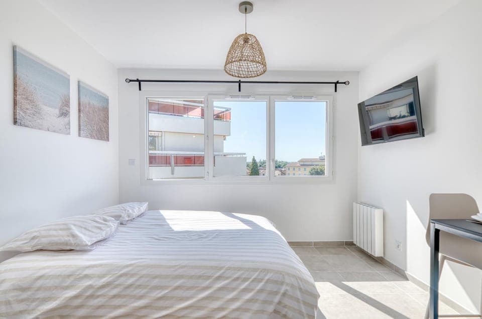 Bed, TV and multimedia, Bedroom