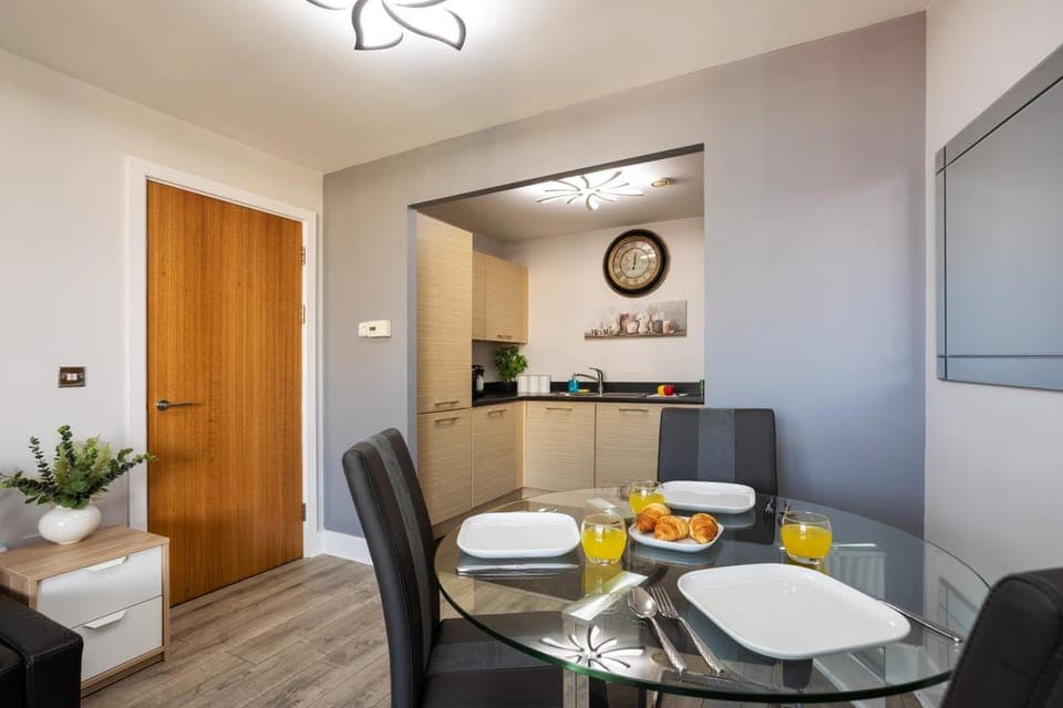 Kitchen or kitchenette, Living room, Food and drinks, Seating area, Dining area, Food