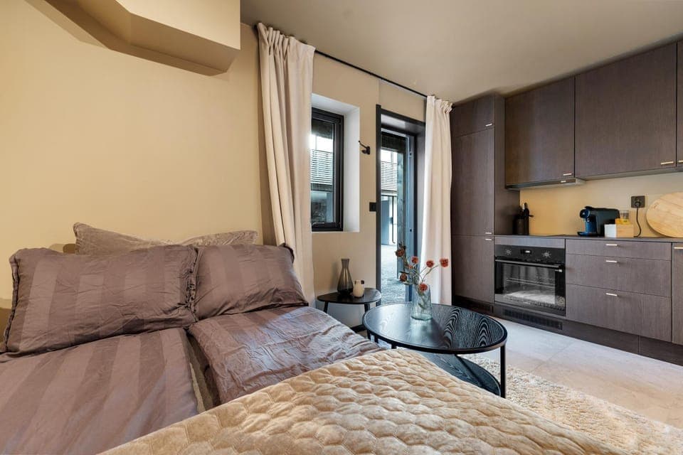 Bed, Kitchen or kitchenette, Living room, Photo of the whole room, Seating area, Bedroom