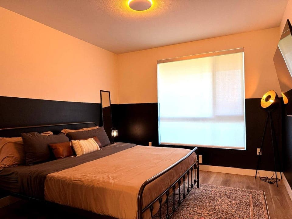 Bed, TV and multimedia, Photo of the whole room, Bedroom