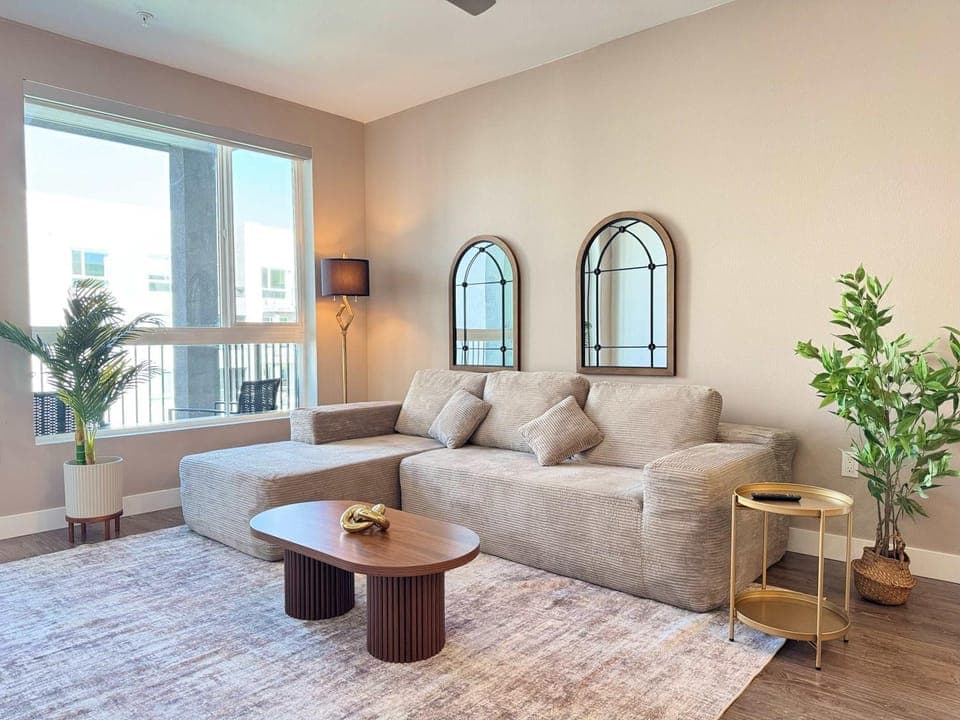 TV and multimedia, View (from property/room), View (from property/room), Living room, Decorative detail, Seating area, Evening entertainment, City view