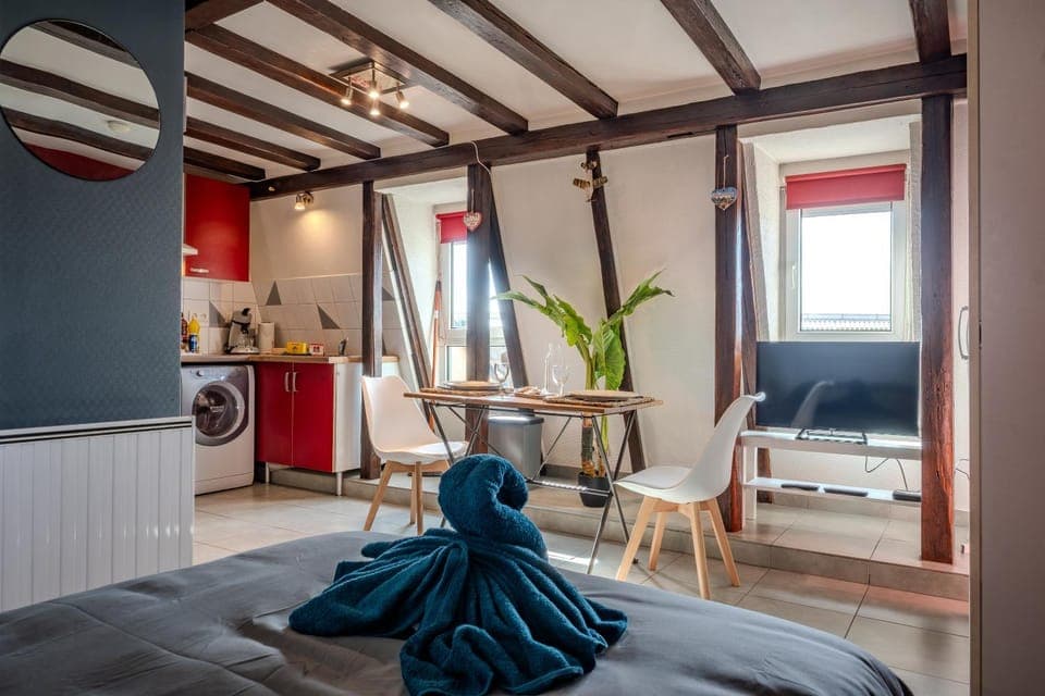 Bed, Kitchen or kitchenette, Living room, Seating area, Dining area