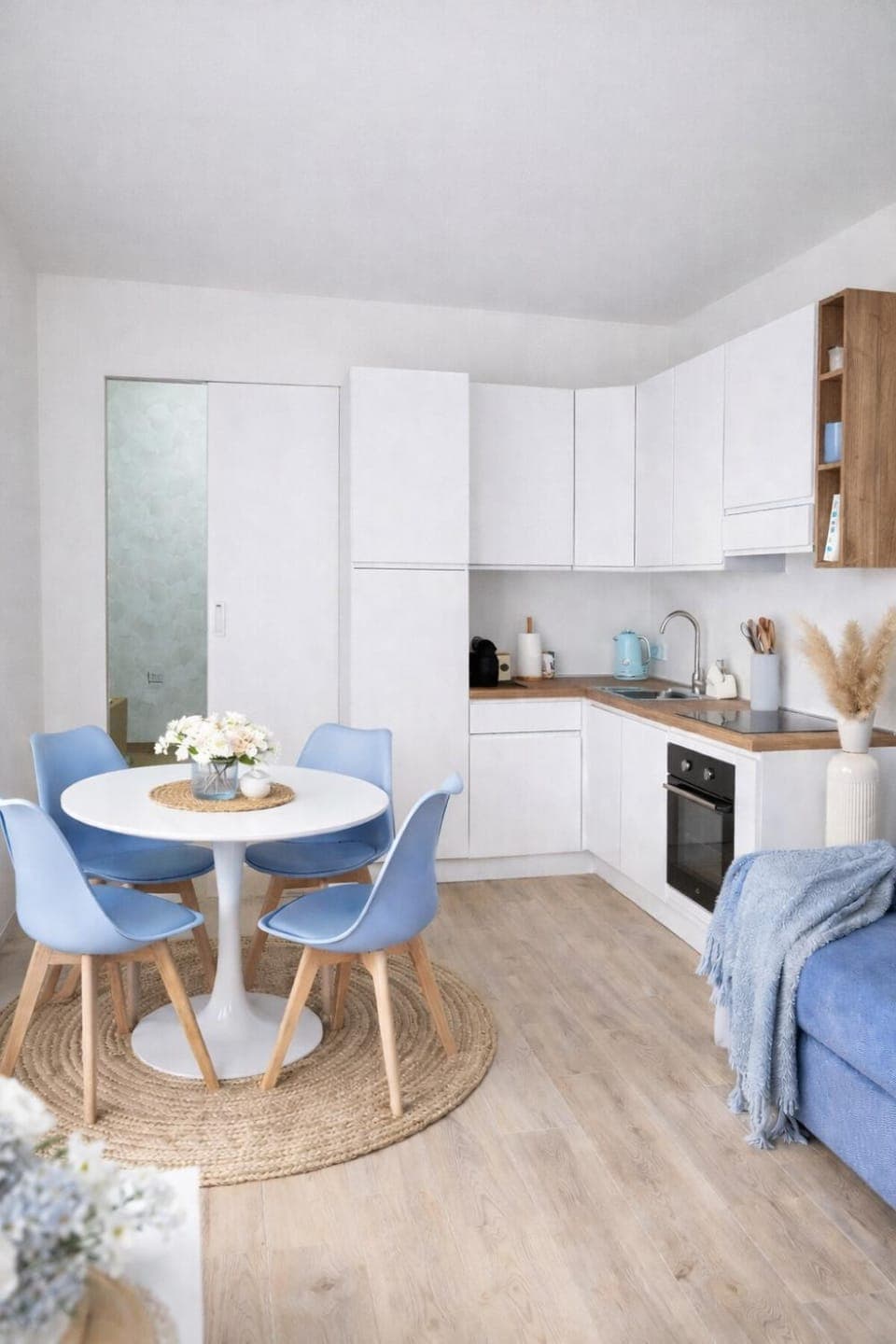 Kitchen or kitchenette, Living room, Seating area, Dining area, stove