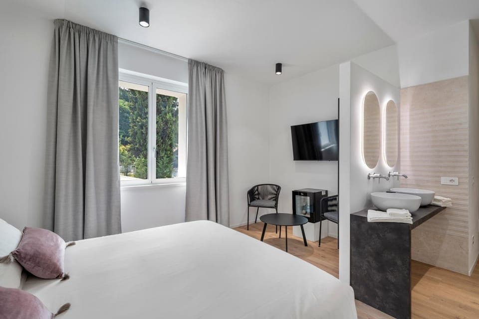 Bed, TV and multimedia, Photo of the whole room, Bedroom, minibar