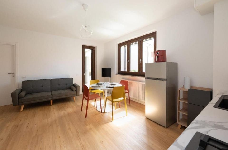 TV and multimedia, Kitchen or kitchenette, Living room, Seating area, Dining area, stove