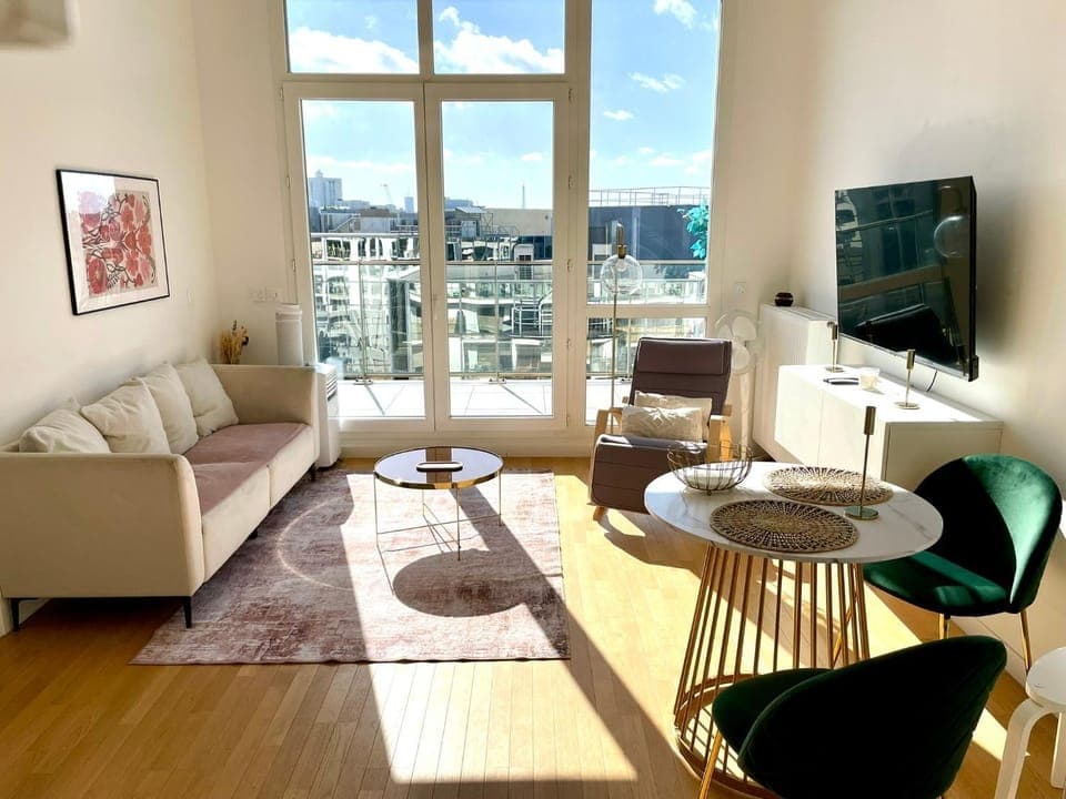 TV and multimedia, Living room, Seating area, City view