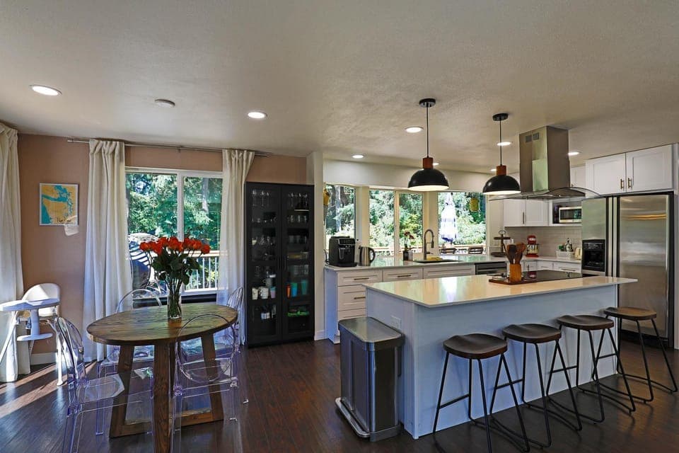 Seating area, Dining area, stove