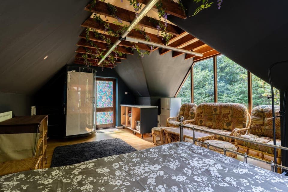 Bed, Photo of the whole room, Seating area, Bedroom