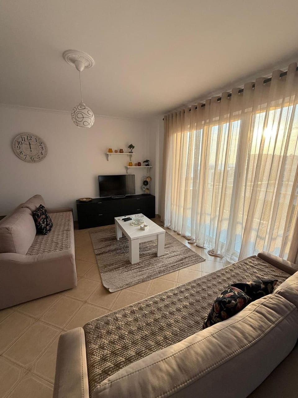 Bed, TV and multimedia, Living room, Seating area, Bedroom