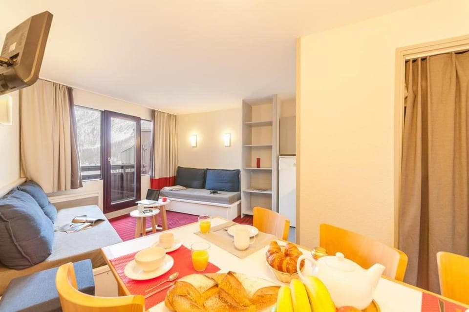 Communal lounge/ TV room, TV and multimedia, Kitchen or kitchenette, Living room, Seating area, Dining area