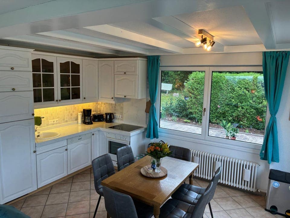 Kitchen or kitchenette, Seating area, Dining area, pet friendly, stove