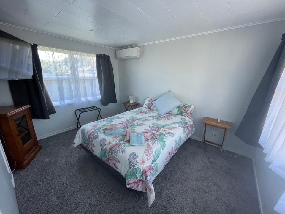 Bed, TV and multimedia, Photo of the whole room, Bedroom, air conditioner