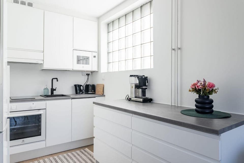 Coffee/tea facilities, Kitchen or kitchenette, dishwasher, stove, toaster