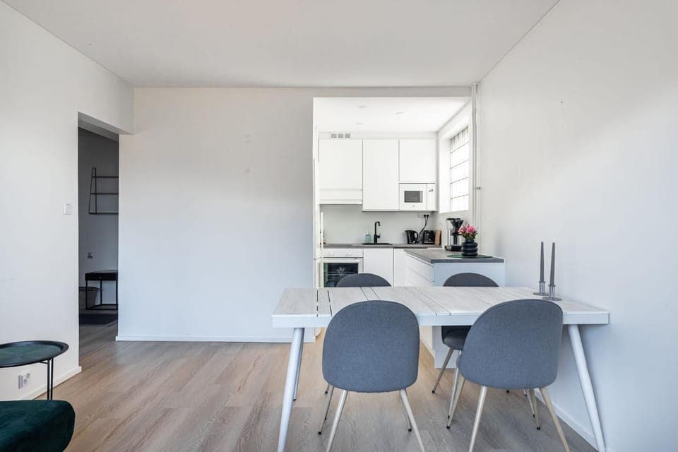 Kitchen or kitchenette, Living room, Seating area, Dining area