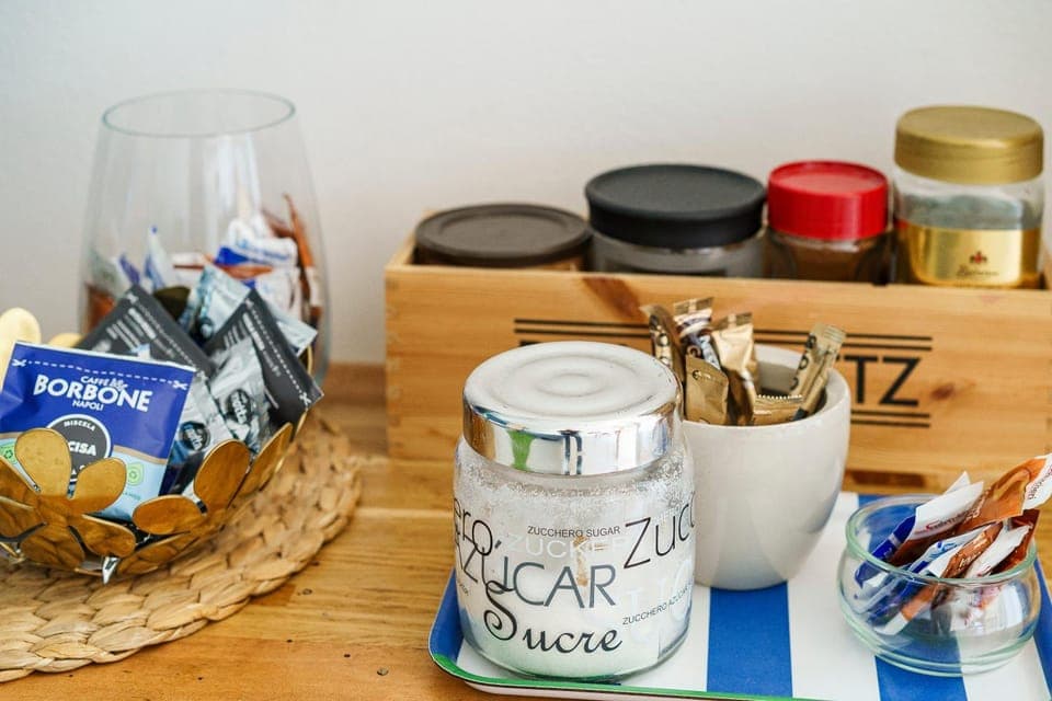 Coffee/tea facilities, Food and drinks