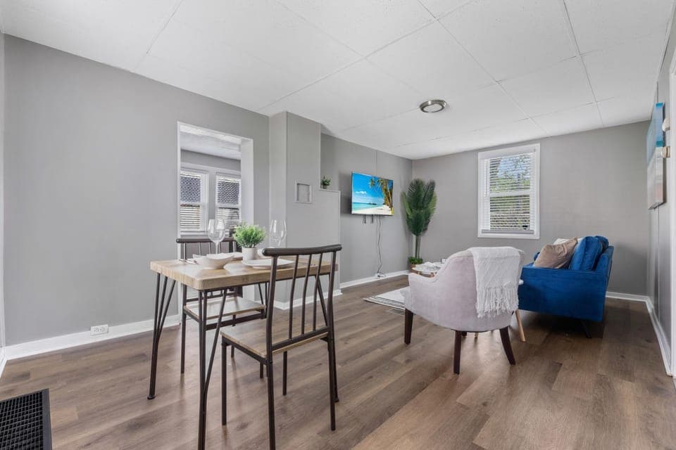 TV and multimedia, Living room, Seating area, Dining area