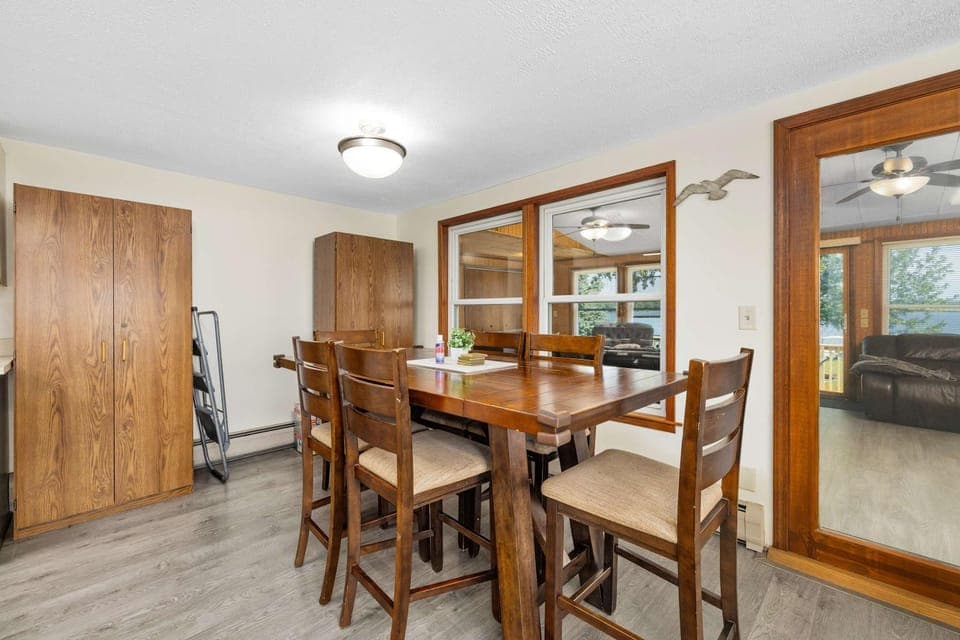 Kitchen or kitchenette, Dining area