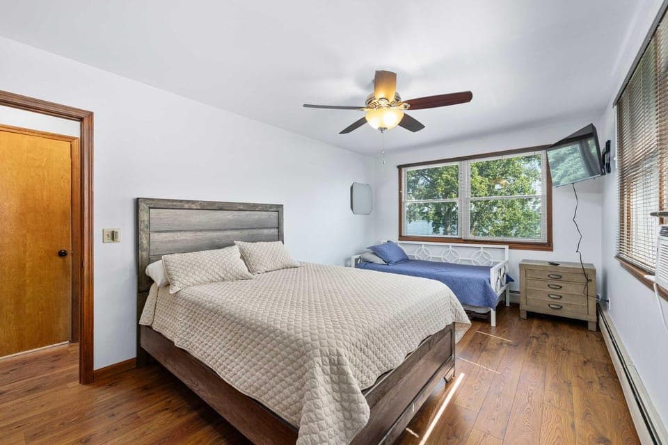 Bed, TV and multimedia, Photo of the whole room, Bedroom